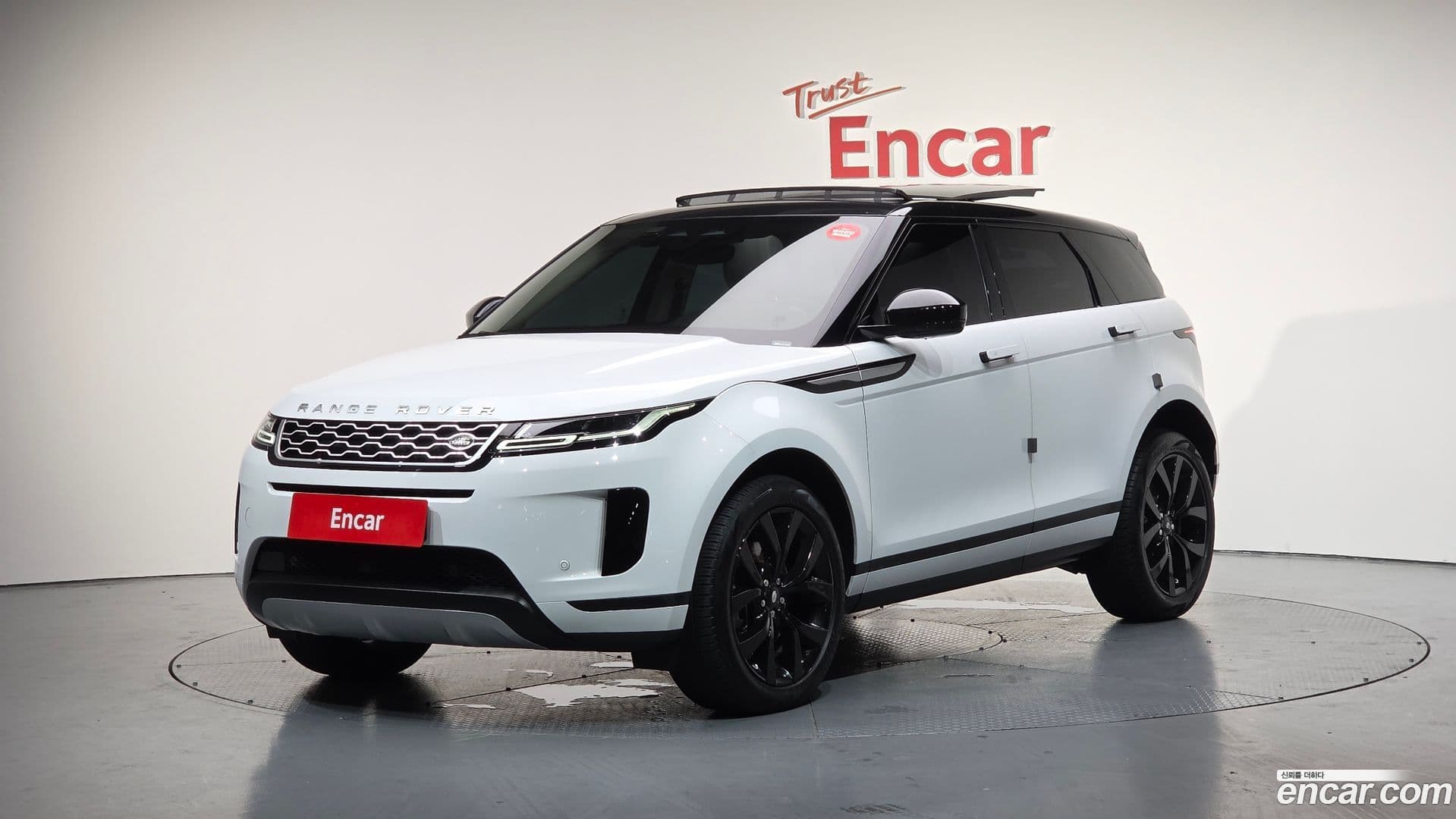Main__Slider__Photo:Range Rover Evoque Land Rover 2023.4-0