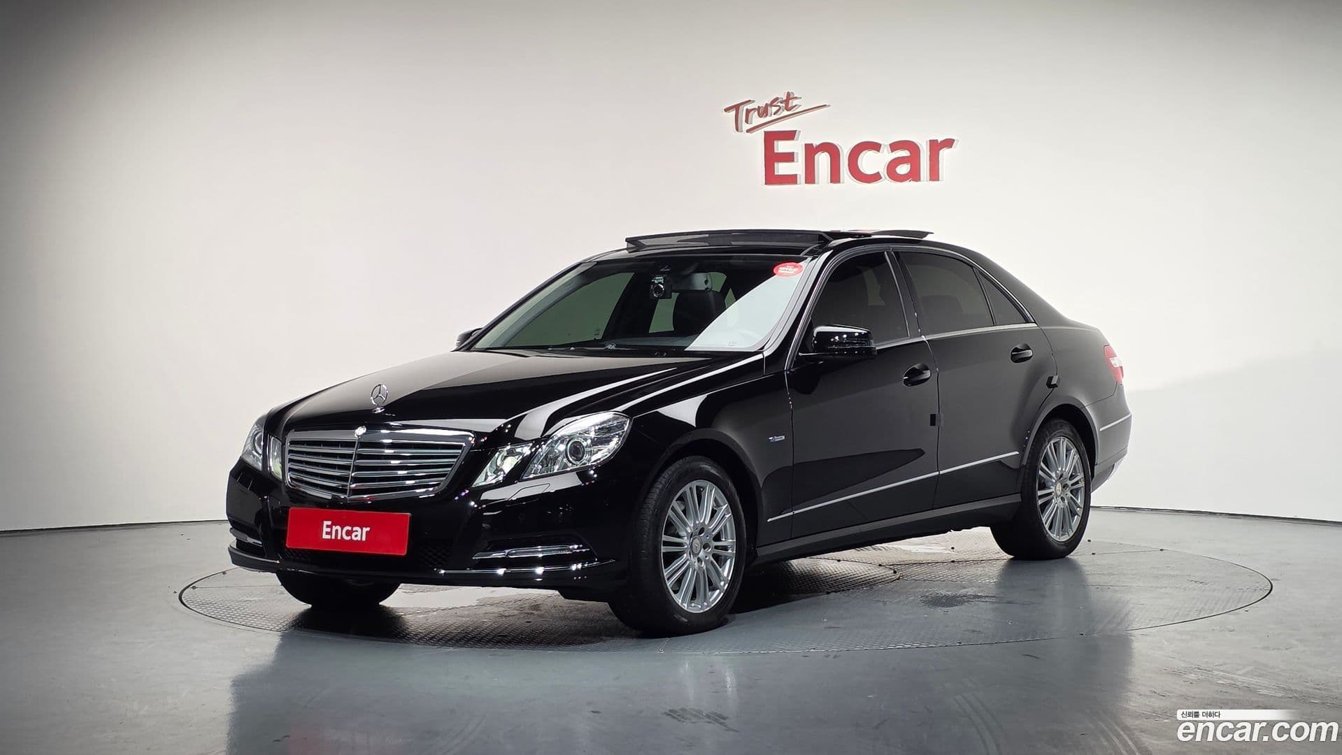 Main__Slider__Photo:E-Class Mercedes-Benz 2012.10-0