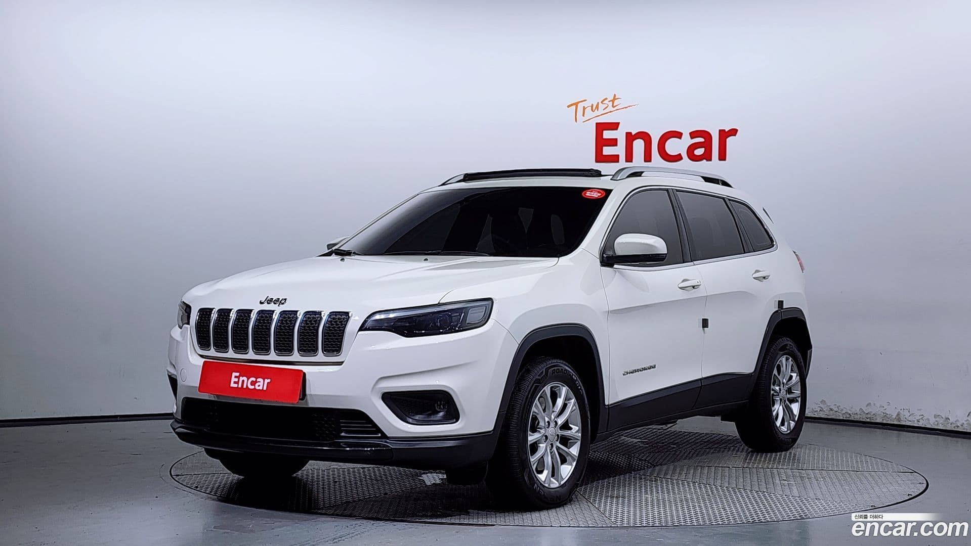 Main__Slider__Photo:Cherokee Jeep 2018.10-0