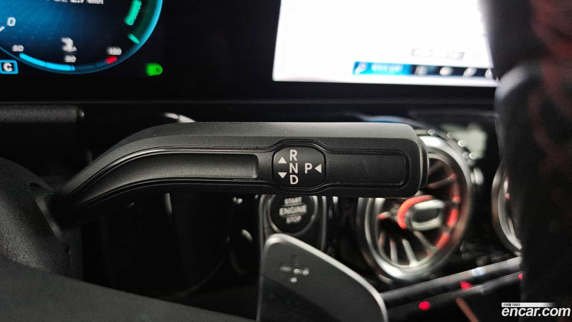 GLA-Class Mercedes-Benz 2020.11-INNER-009