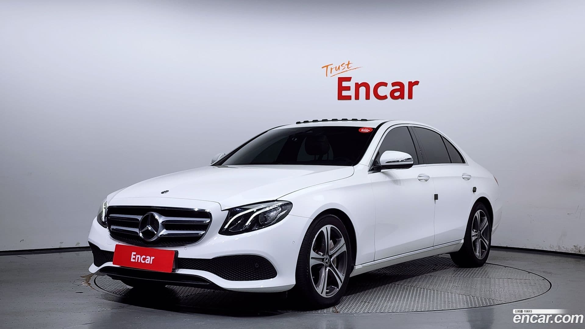 Main__Slider__Photo:E-Class Mercedes-Benz 2018.10-0
