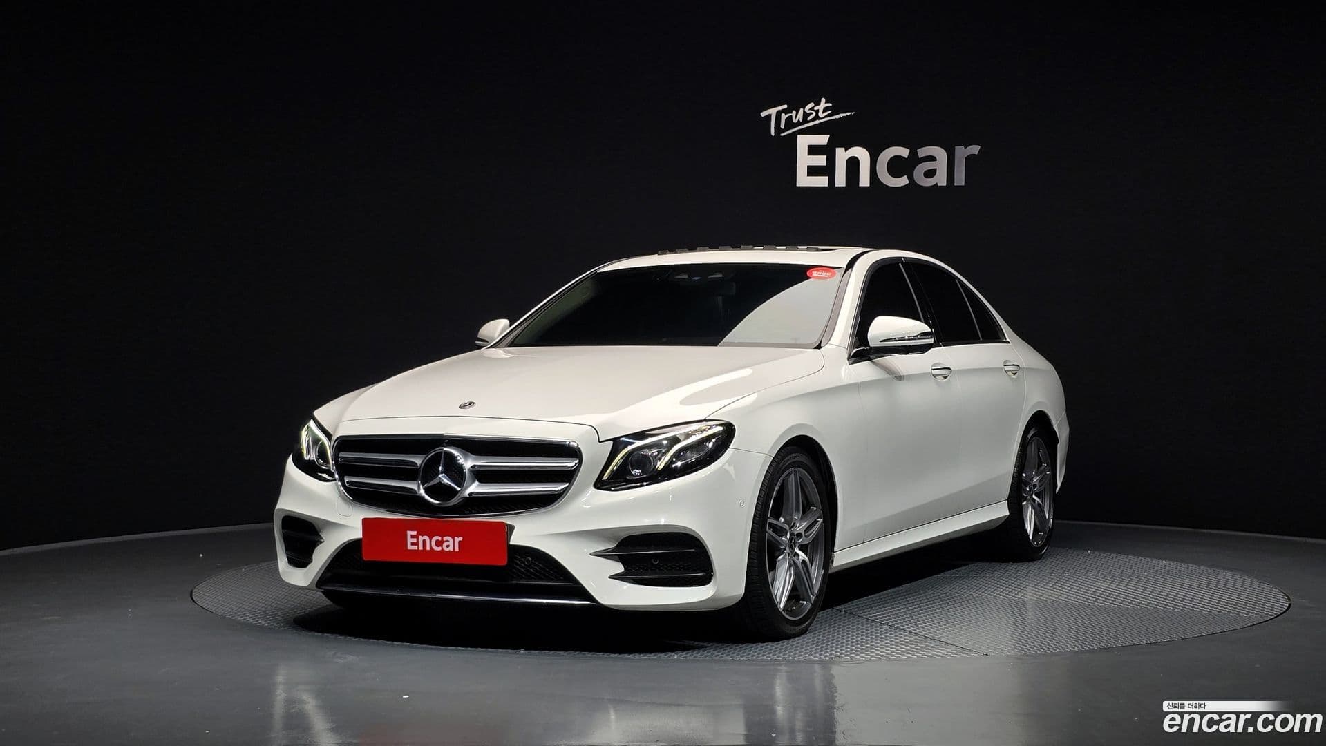 Main__Slider__Photo:E-Class Mercedes-Benz 2018.8-0