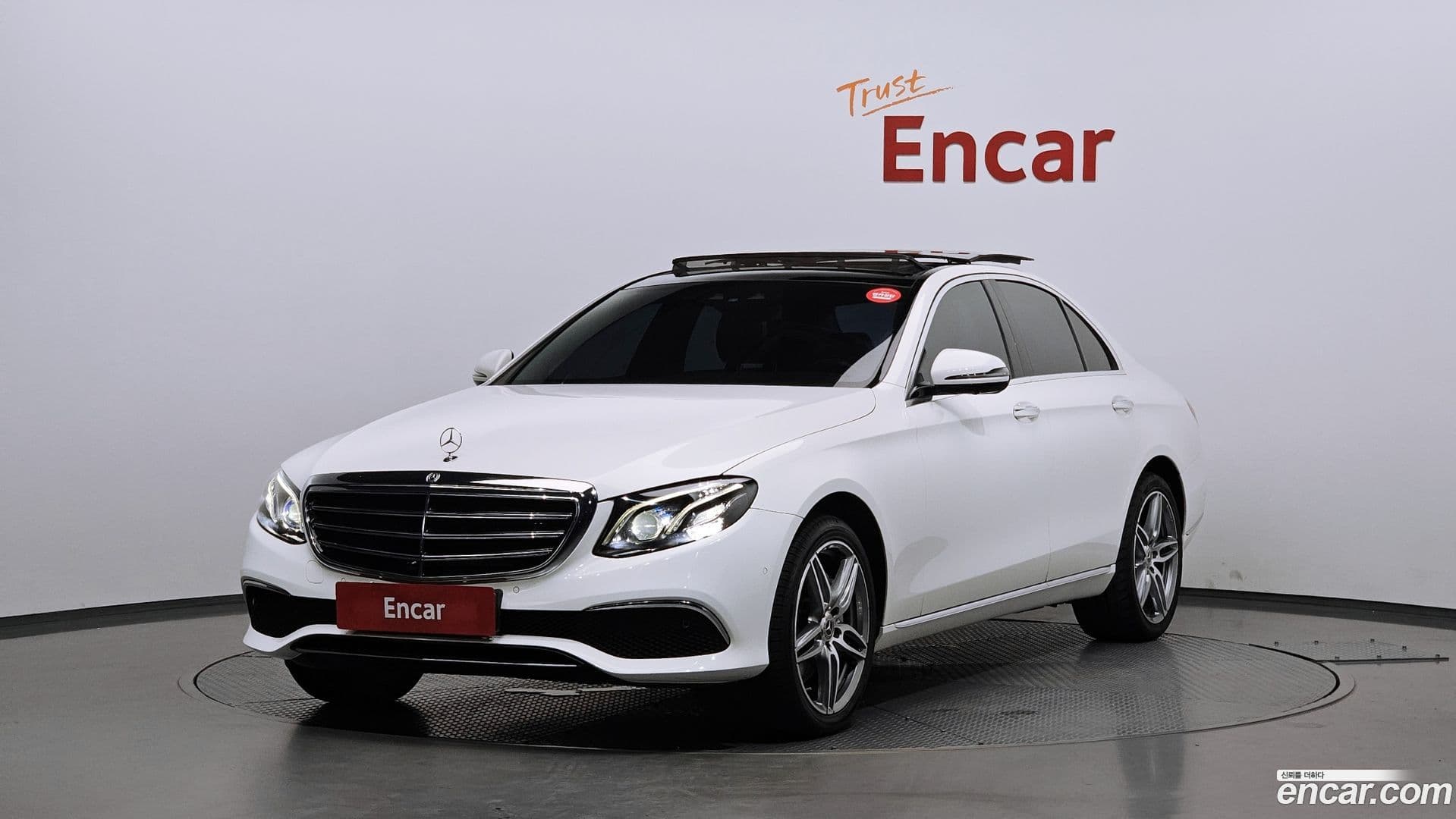 Main__Slider__Photo:E-Class Mercedes-Benz 2016.10-0