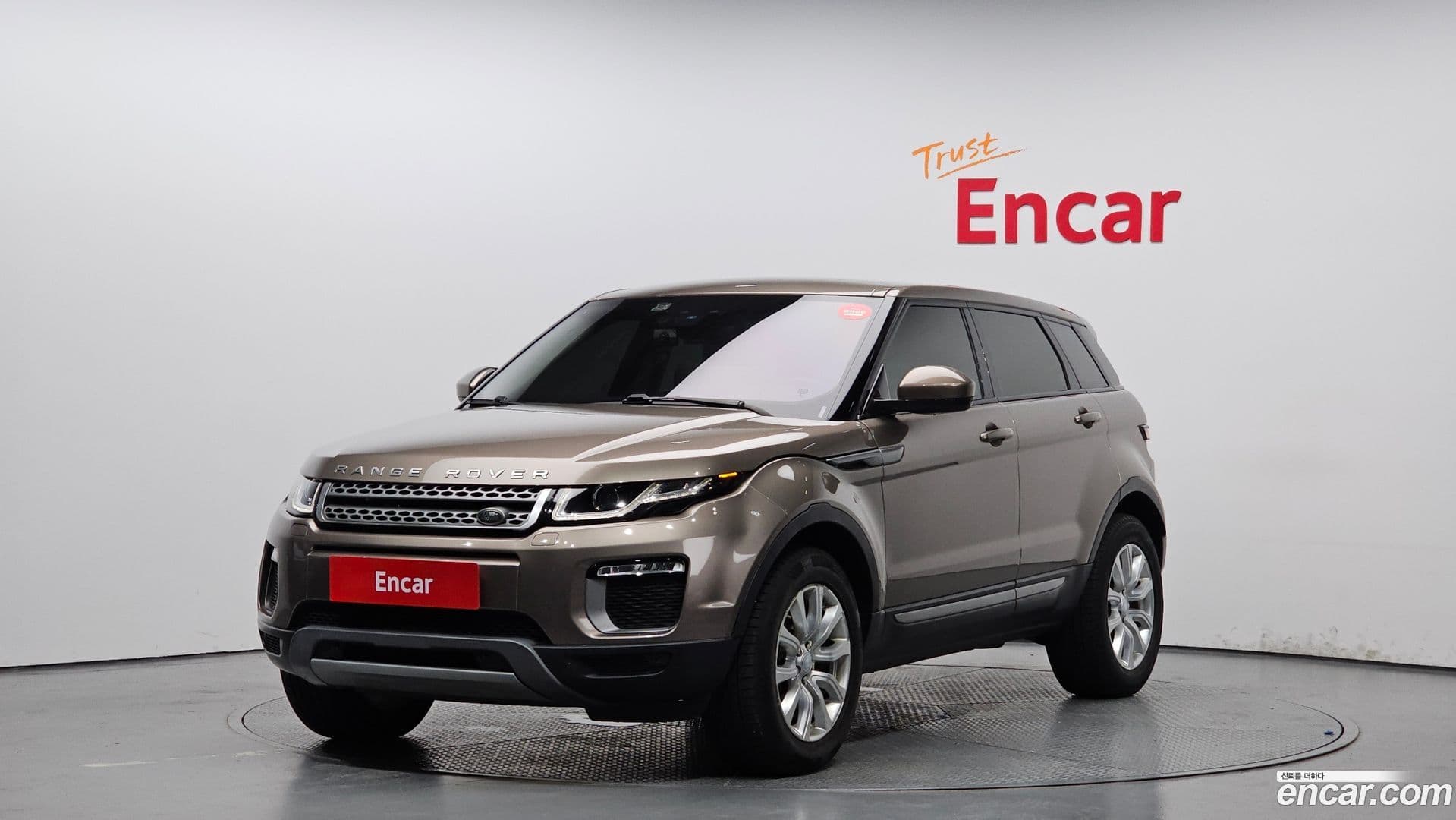 Main__Slider__Photo:Range Rover Evoque Land Rover 2017.11-0