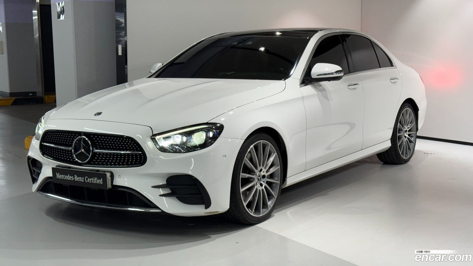 Main__Slider__Photo:E-Class Mercedes-Benz 2020.9-0