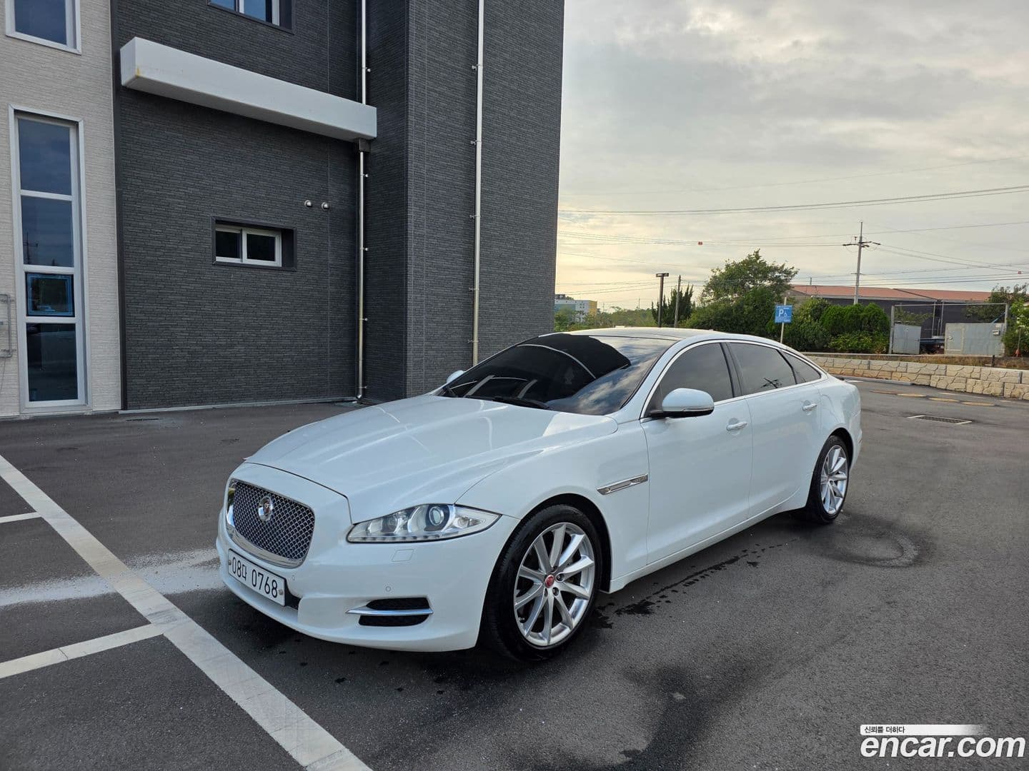 Main__Slider__Photo:XJ Jaguar 2015.9-0