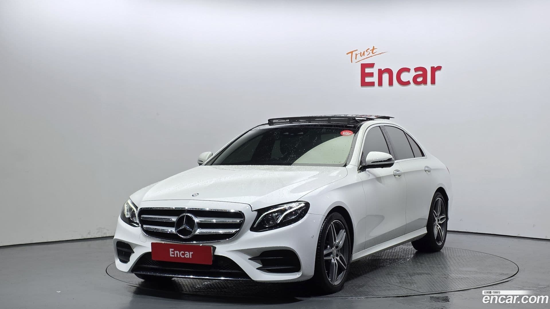 Main__Slider__Photo:E-Class Mercedes-Benz 2017.5-0