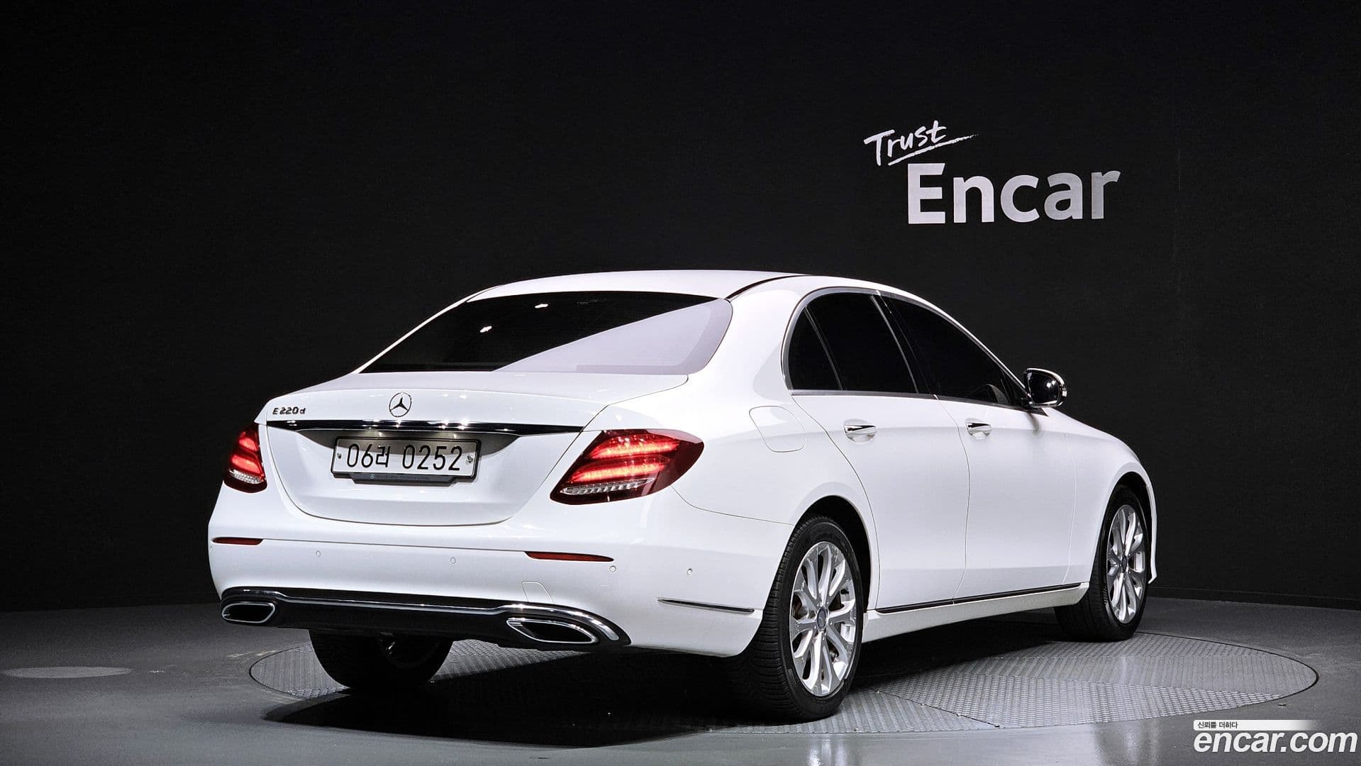 Main__Slider__Photo:E-Class Mercedes-Benz 2016.9-0