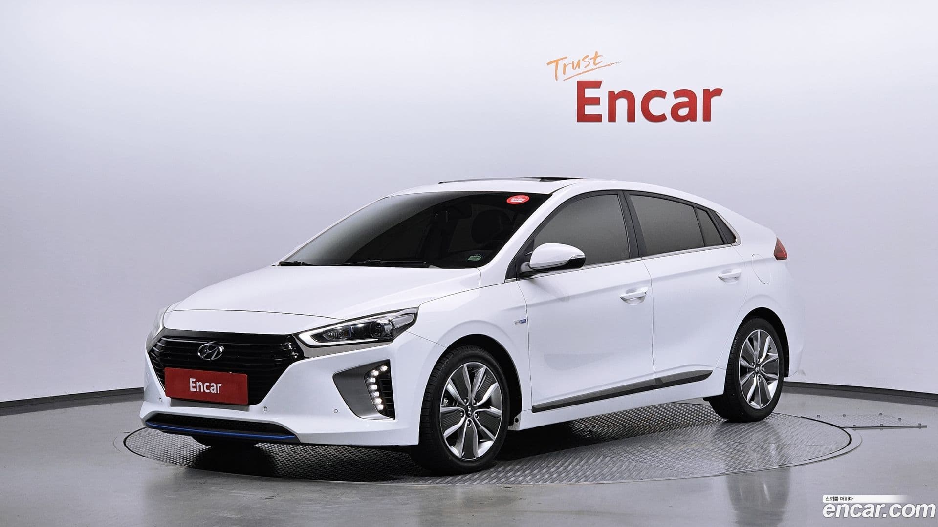 Main__Slider__Photo:Ioniq Hyundai 2016.4-0