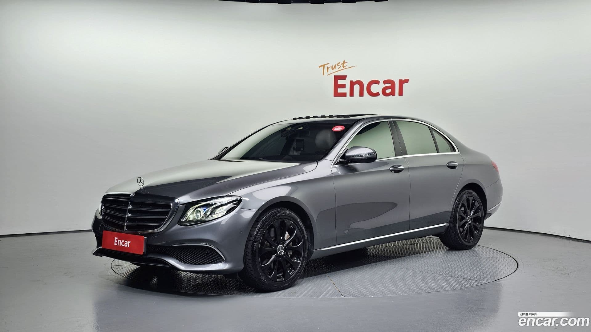 Main__Slider__Photo:E-Class Mercedes-Benz 2017.0-0
