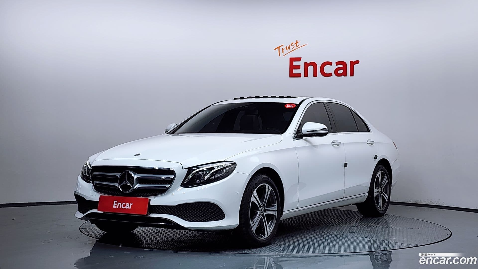 Main__Slider__Photo:E-Class Mercedes-Benz 2019.9-0