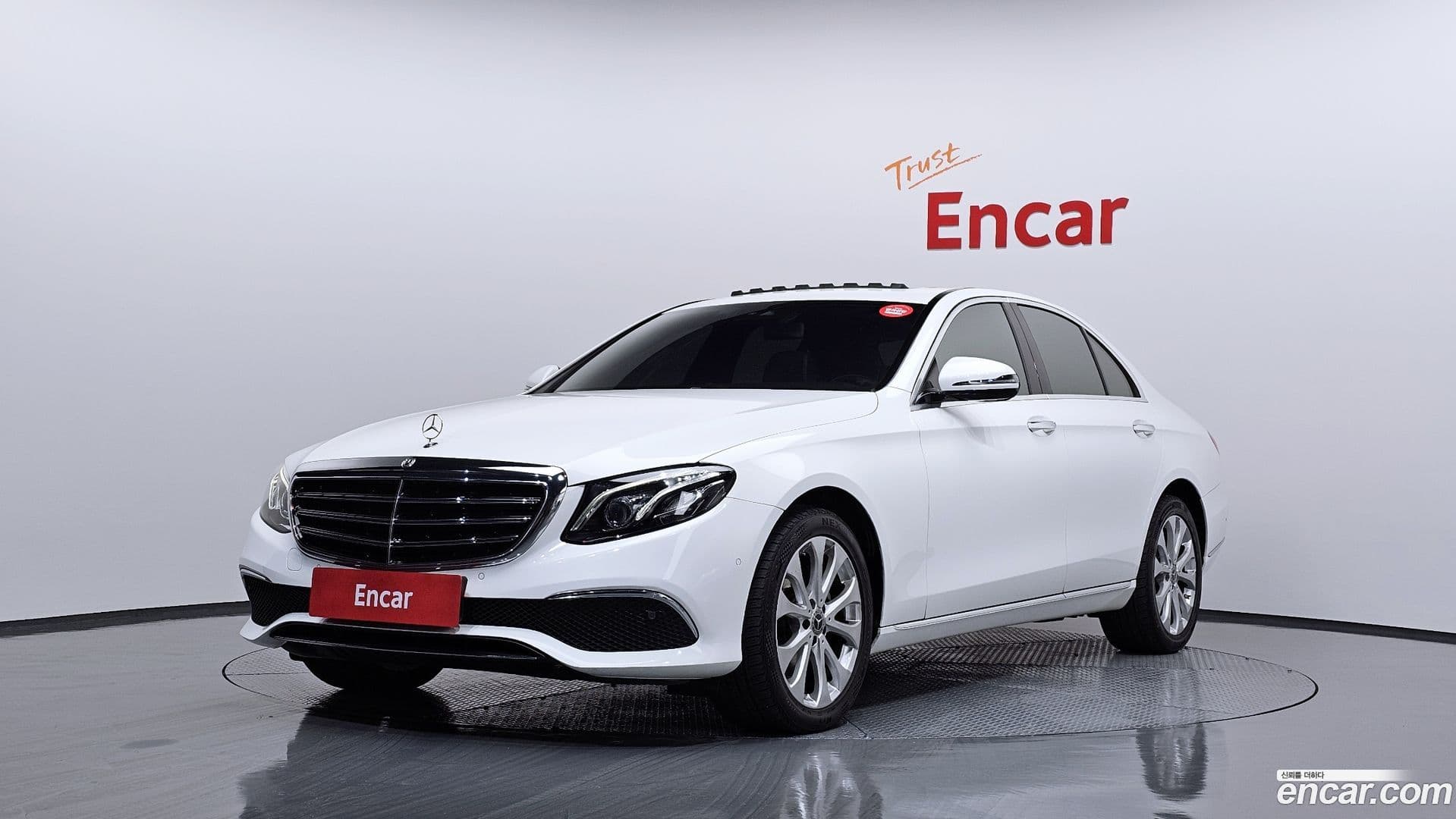 Main__Slider__Photo:E-Class Mercedes-Benz 2019.8-0
