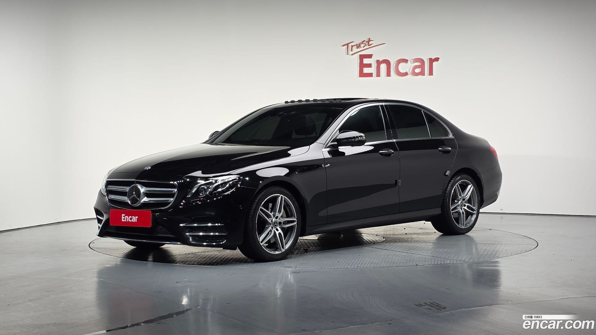 Main__Slider__Photo:E-Class Mercedes-Benz 2020.2-0