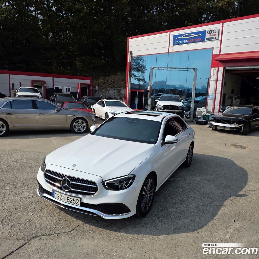 Main__Slider__Photo:E-Class Mercedes-Benz 2023.8-0