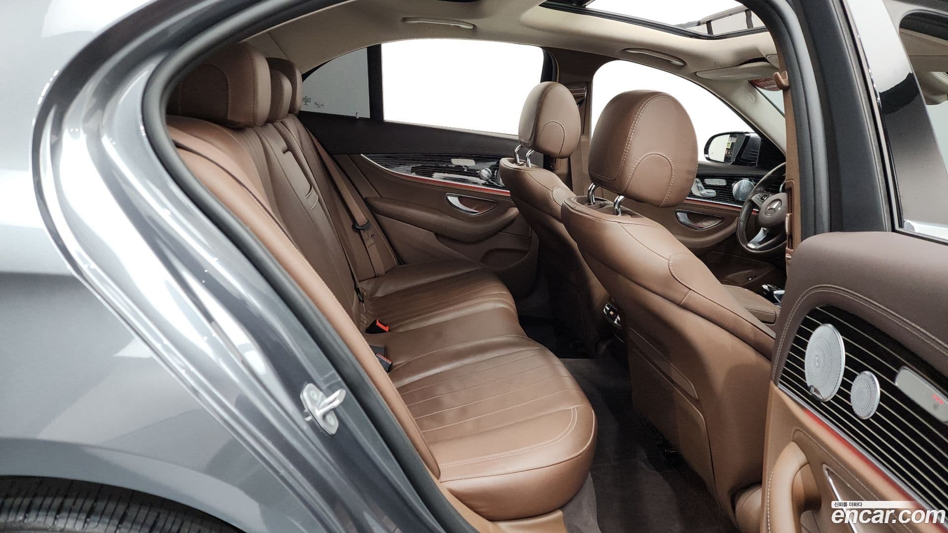 Main__Slider__Photo:E-Class Mercedes-Benz 2017.5-11