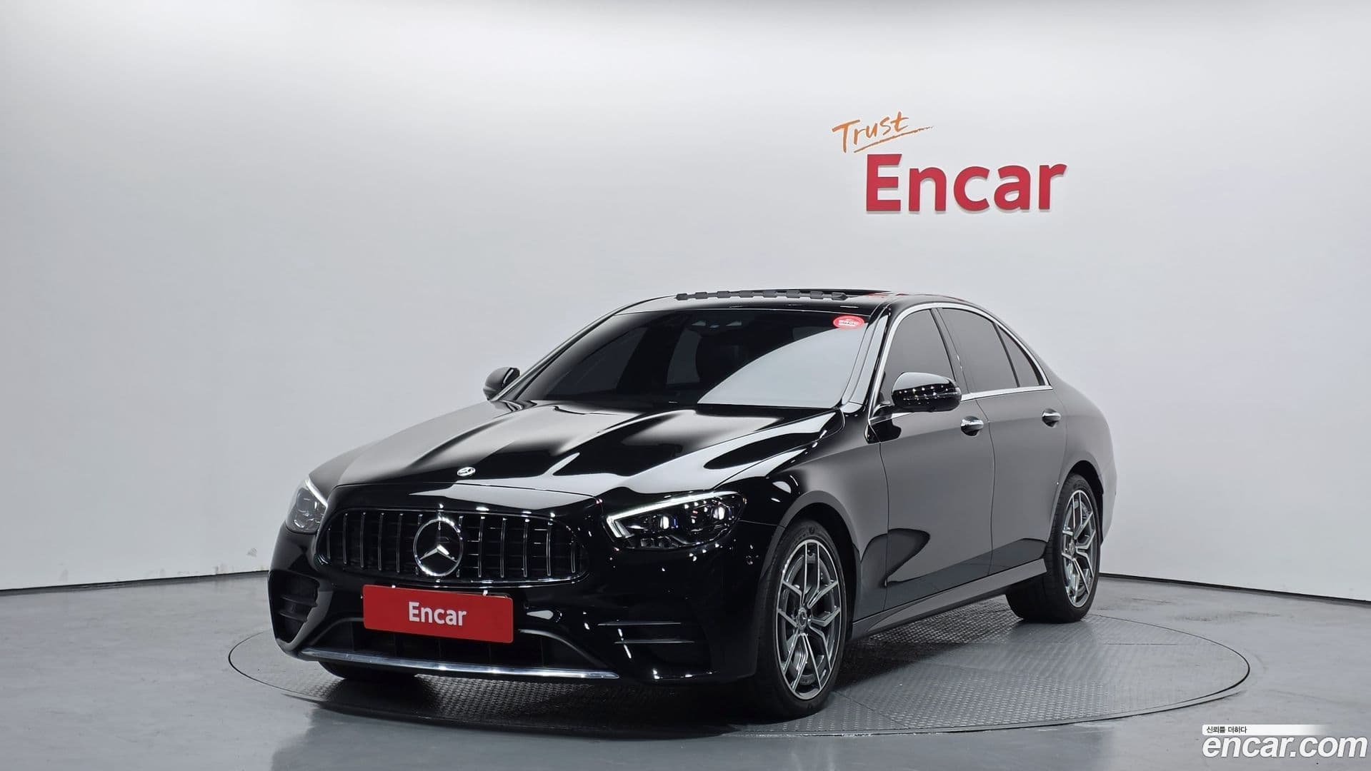 Main__Slider__Photo:E-Class Mercedes-Benz 2022.6-0