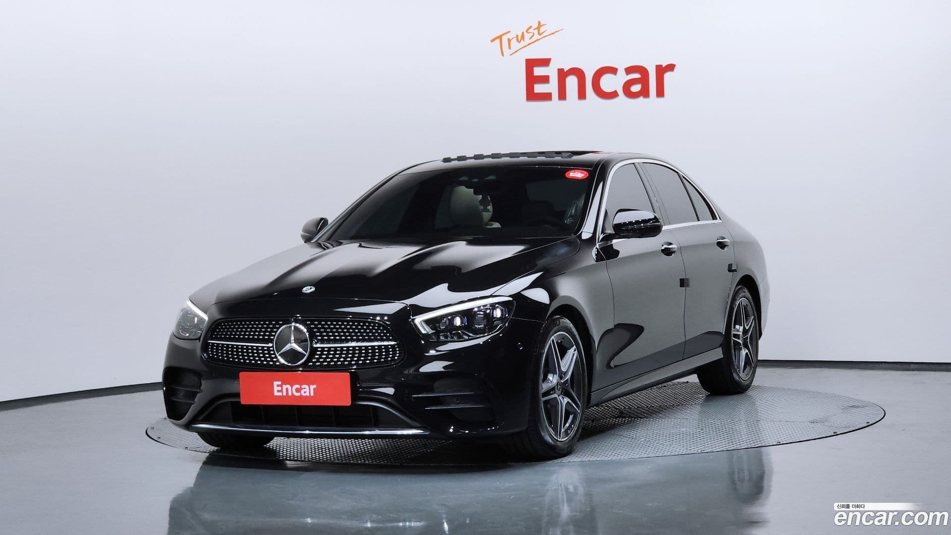 Main__Slider__Photo:E-Class Mercedes-Benz 2023.9-0