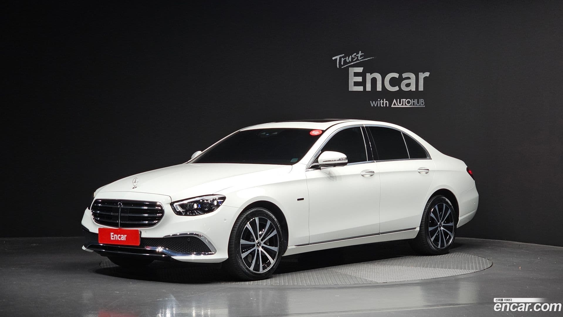 Main__Slider__Photo:E-Class Mercedes-Benz 2020.11-0