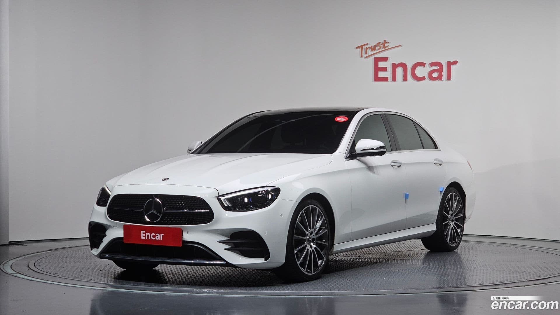 Main__Slider__Photo:E-Class Mercedes-Benz 2022.4-0