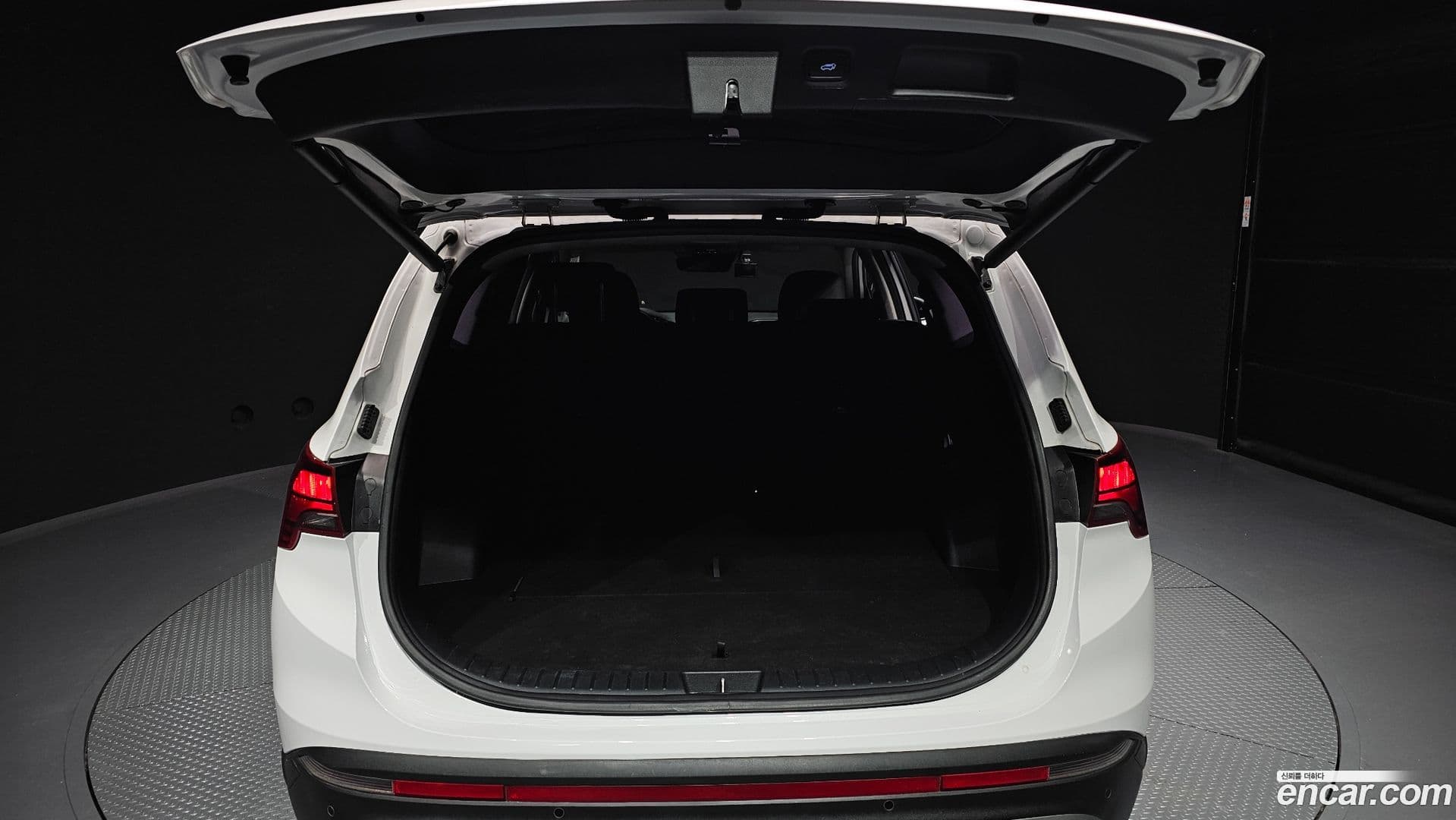 Main__Slider__Photo:Santafe Hyundai 2021.4-19