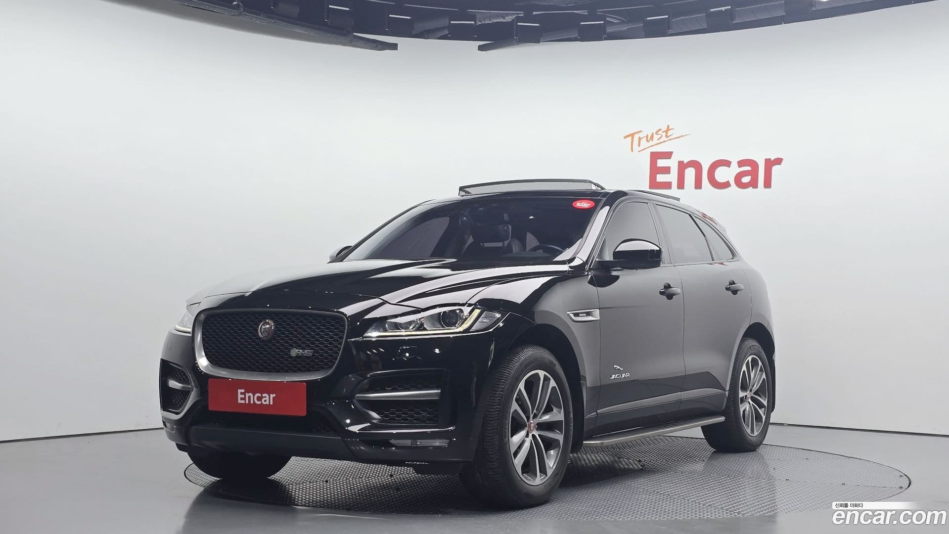 Main__Slider__Photo:F-PACE Jaguar 2017.11-0