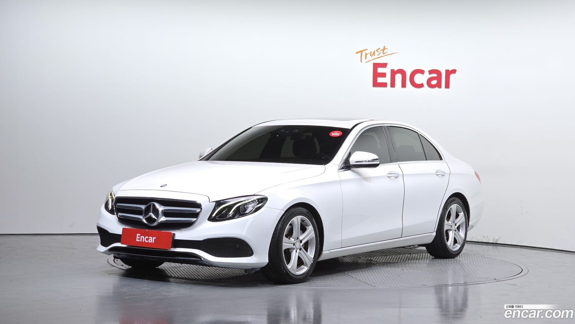 Main__Slider__Photo:E-Class Mercedes-Benz 2016.11-0