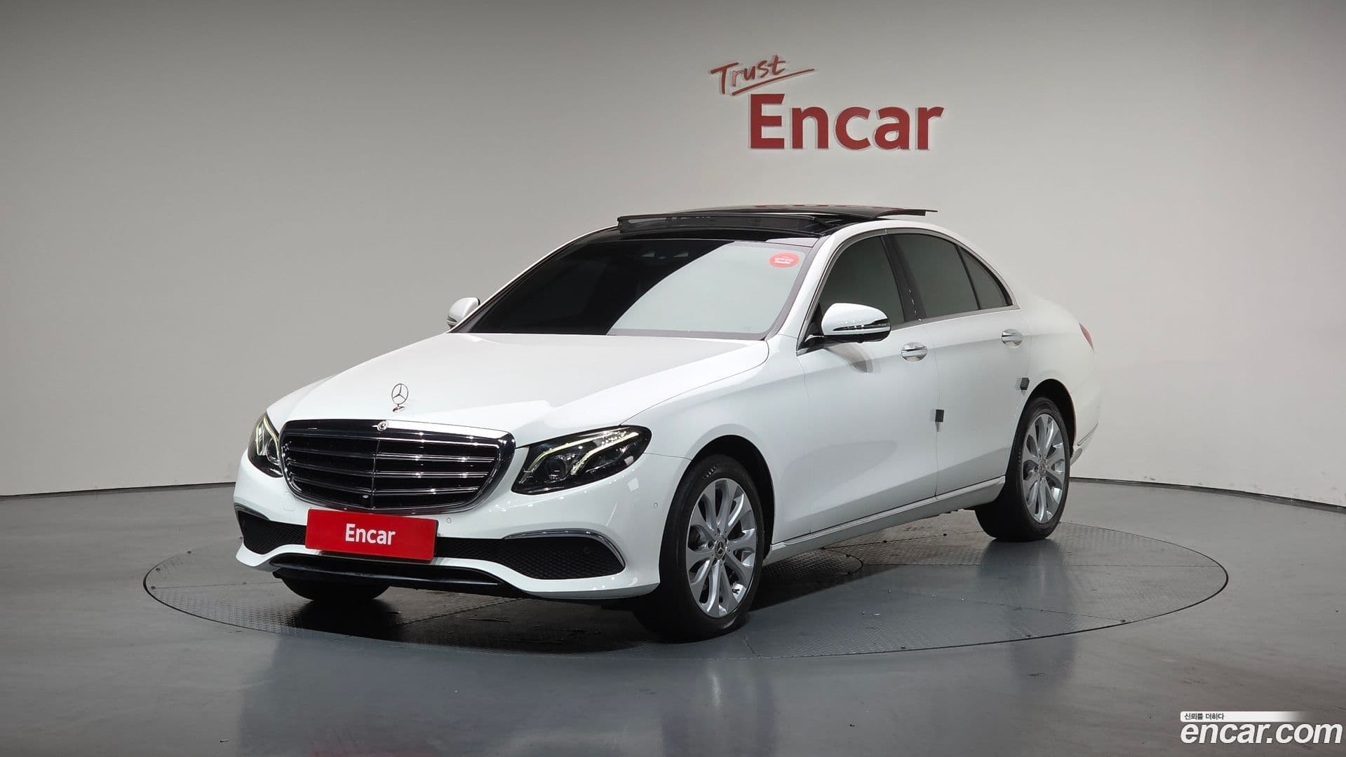 Main__Slider__Photo:E-Class Mercedes-Benz 2019.4-0