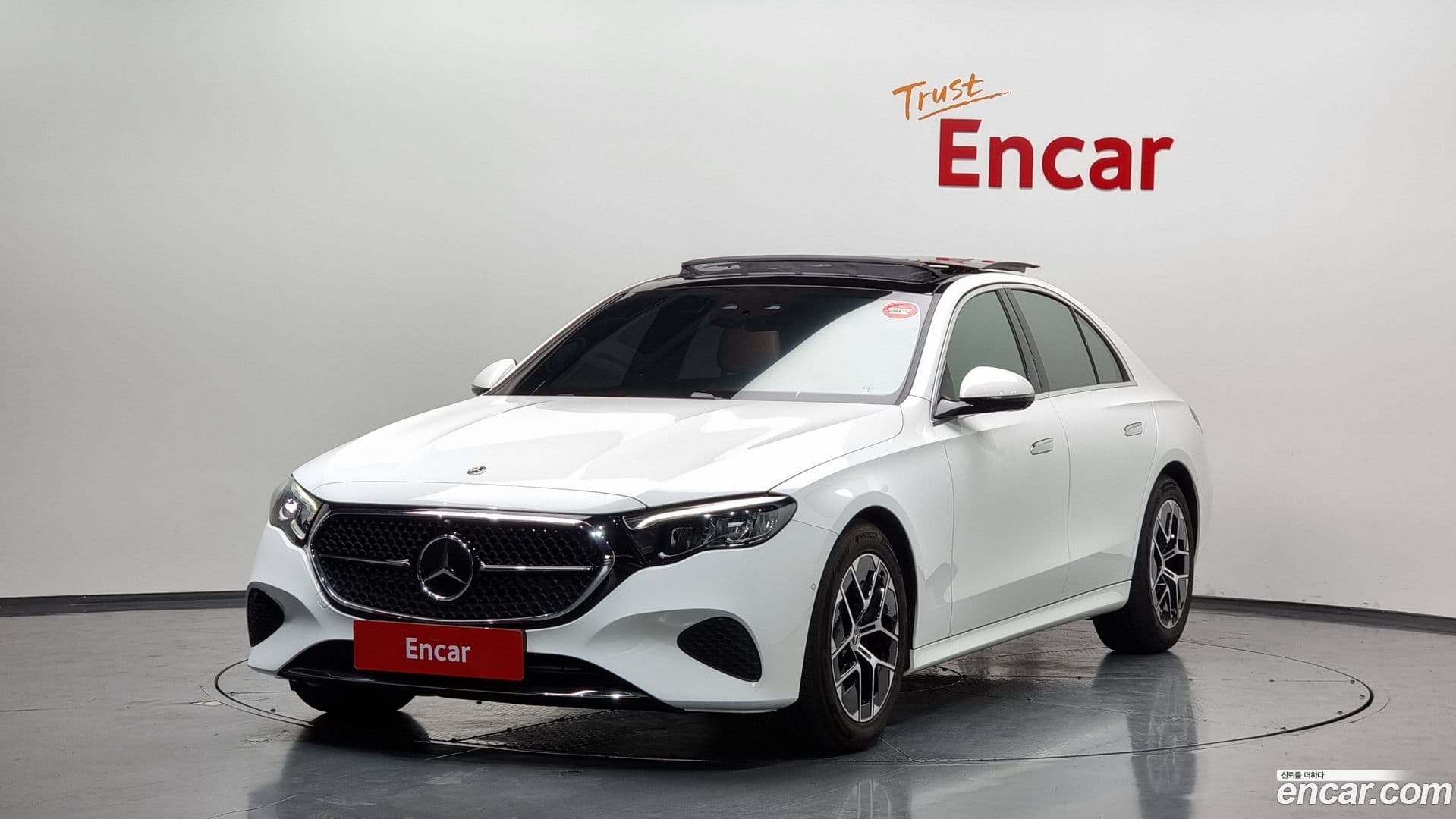 Main__Slider__Photo:E-Class Mercedes-Benz 2024.8-0