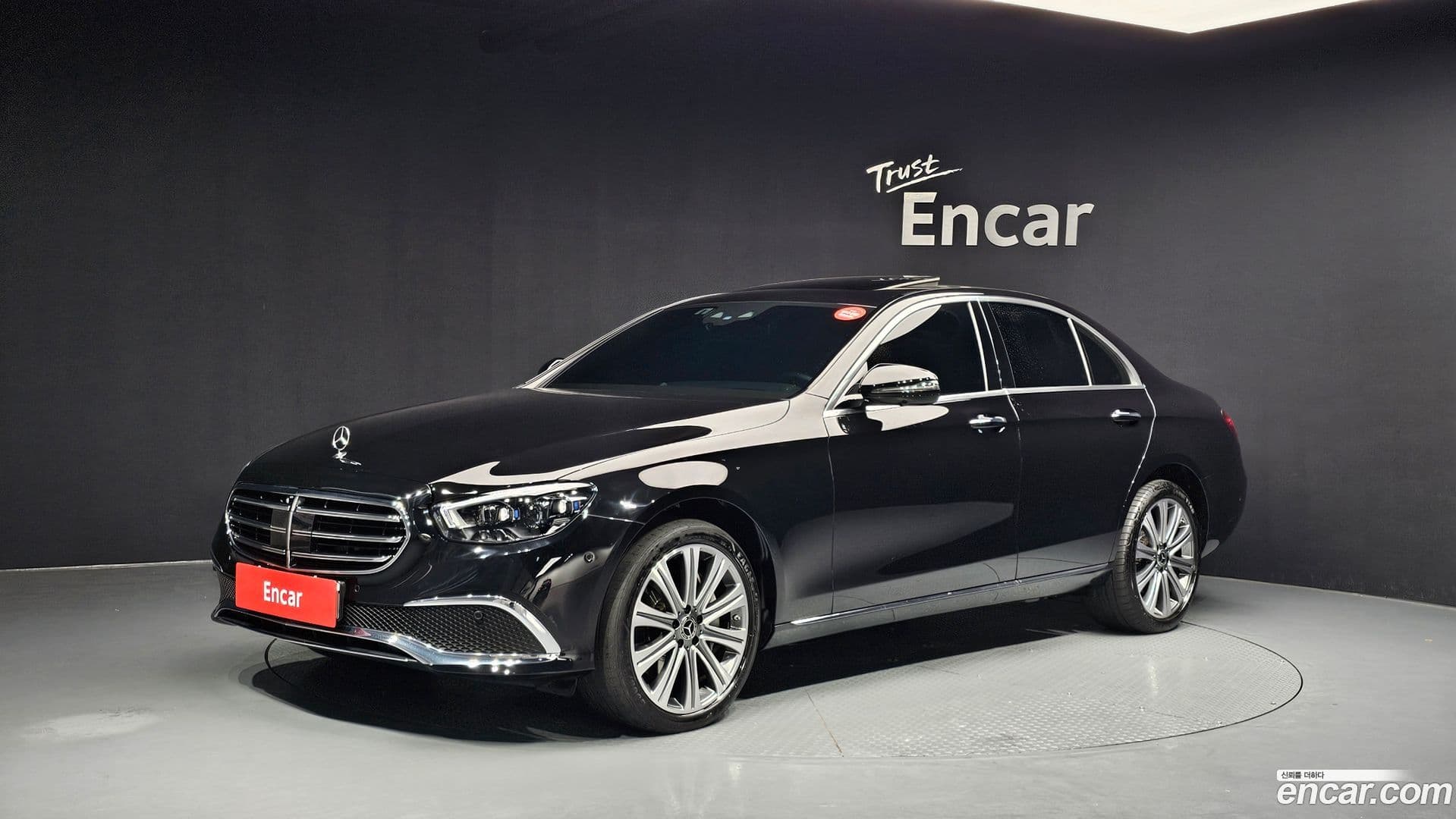 Main__Slider__Photo:E-Class Mercedes-Benz 2023.5-0