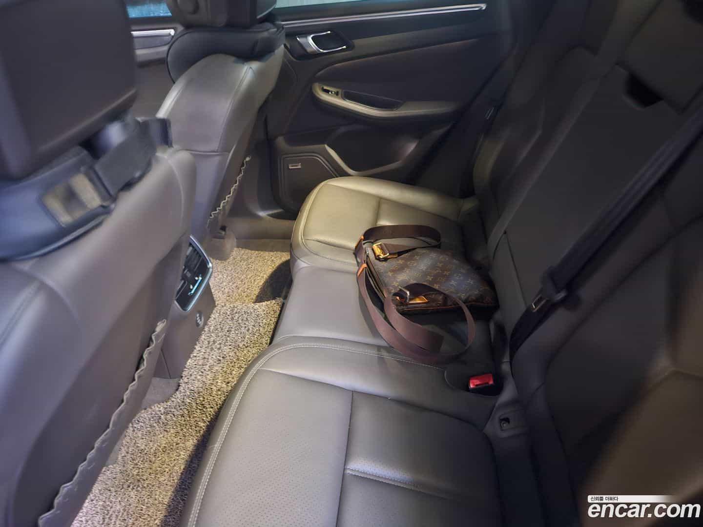 Macan Porsche 2019.11-INNER-009