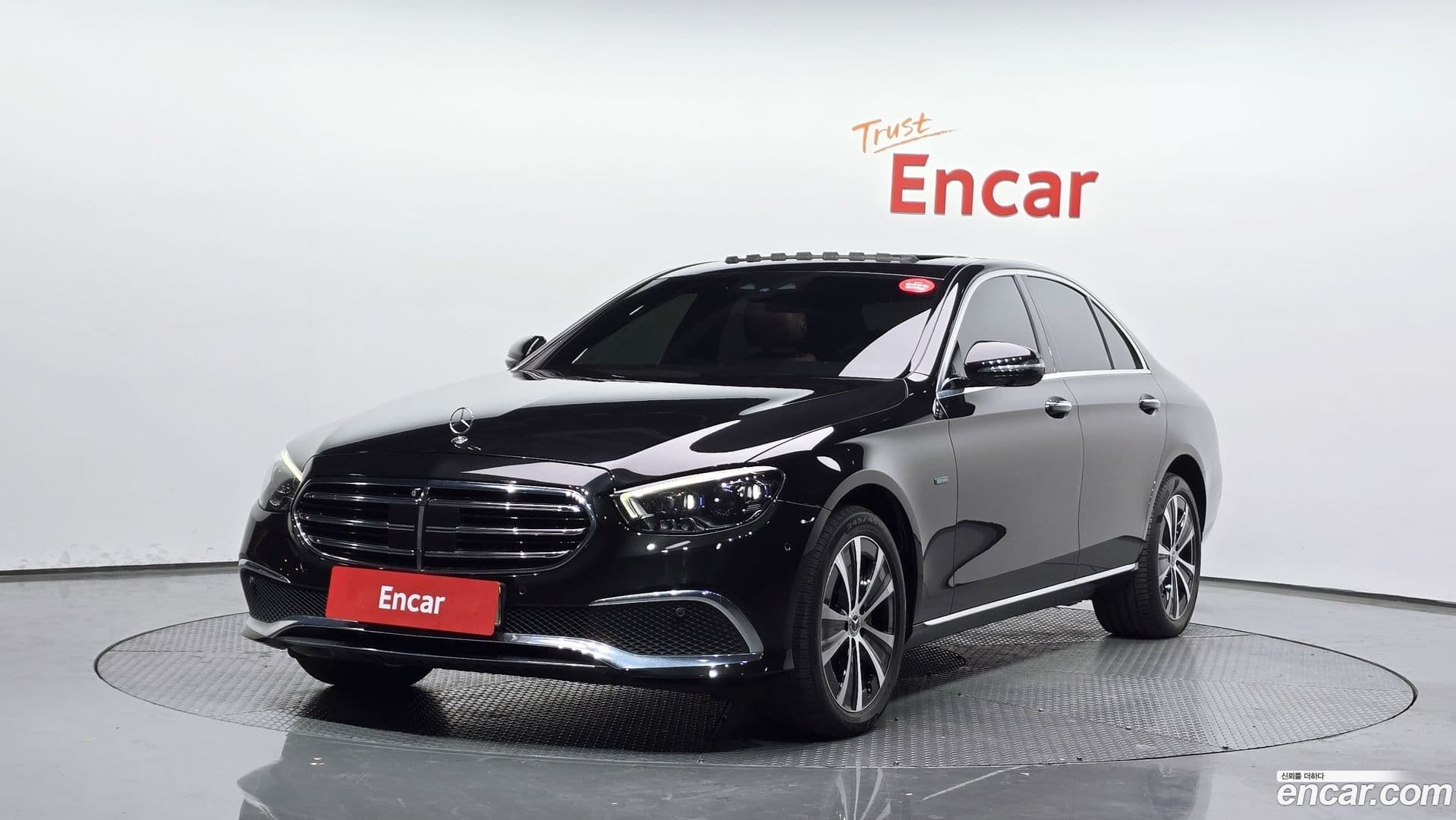 Main__Slider__Photo:E-Class Mercedes-Benz 2021.4-0