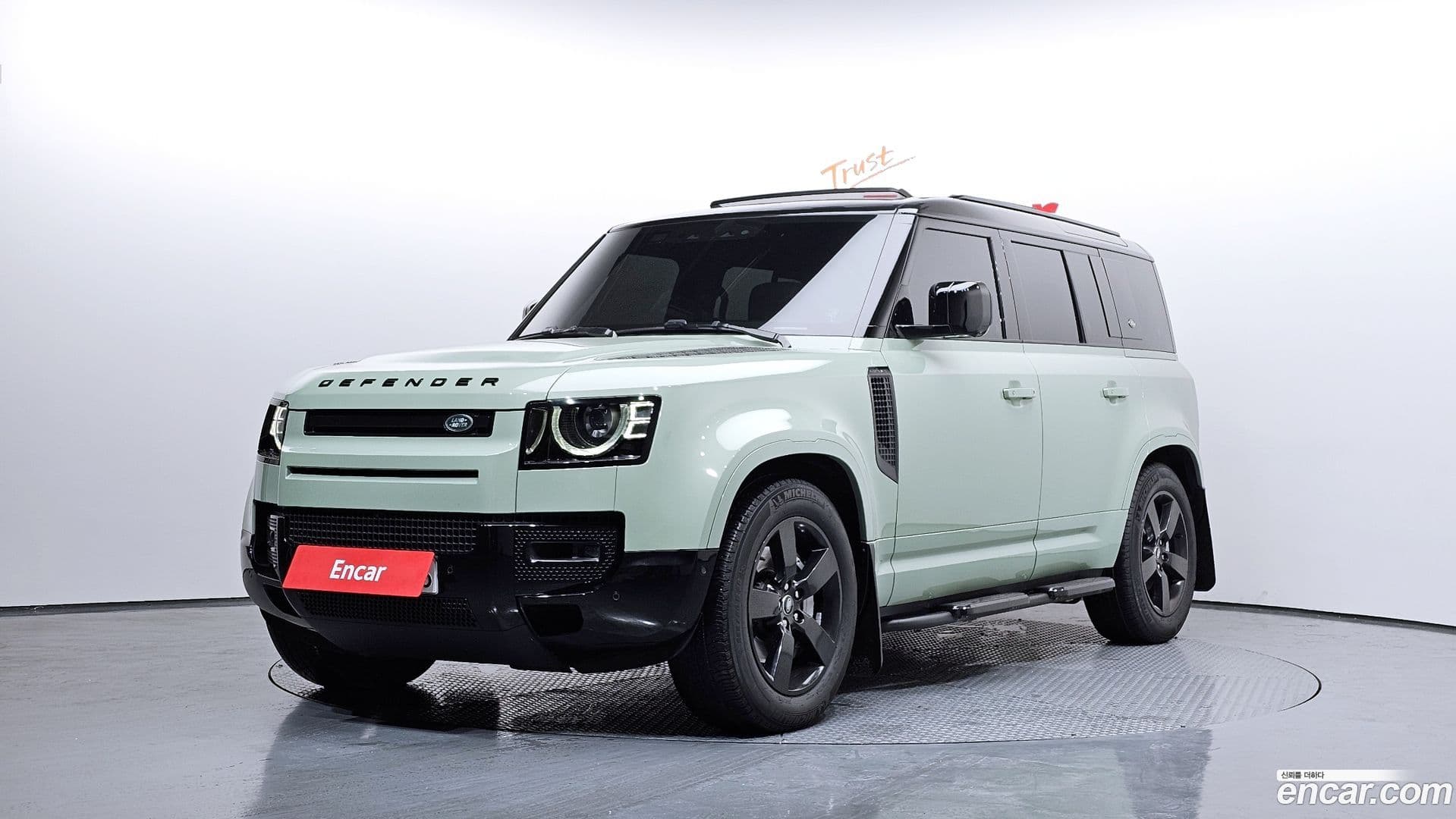 Main__Slider__Photo:Defender Land Rover 2023.10-0