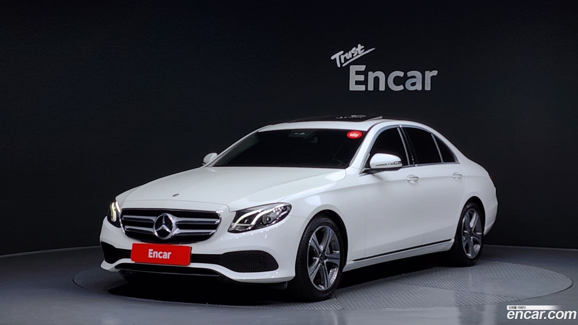 Main__Slider__Photo:E-Class Mercedes-Benz 2019.8-0