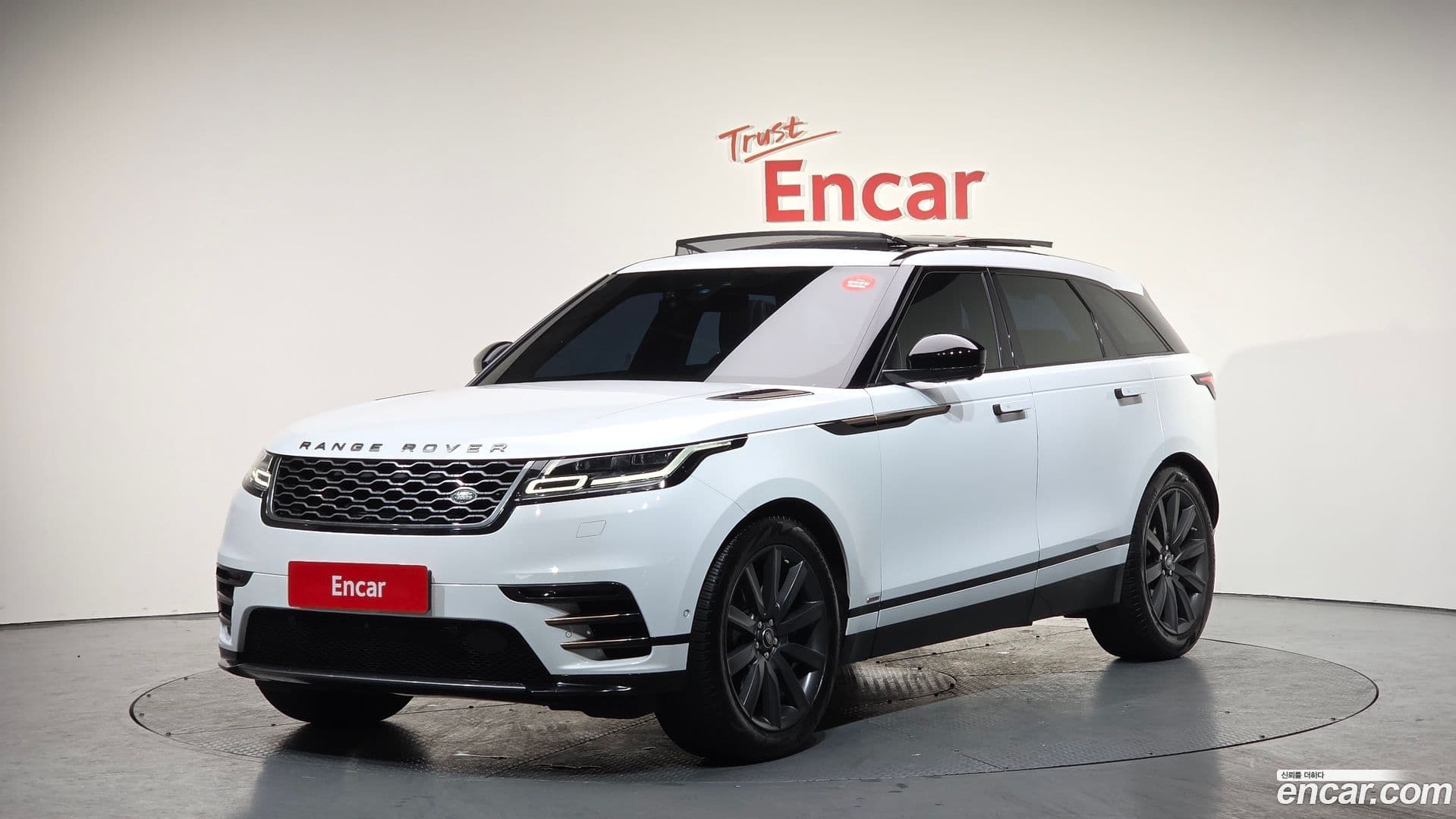 Main__Slider__Photo:Range Rover Velar Land Rover 2018.5-0