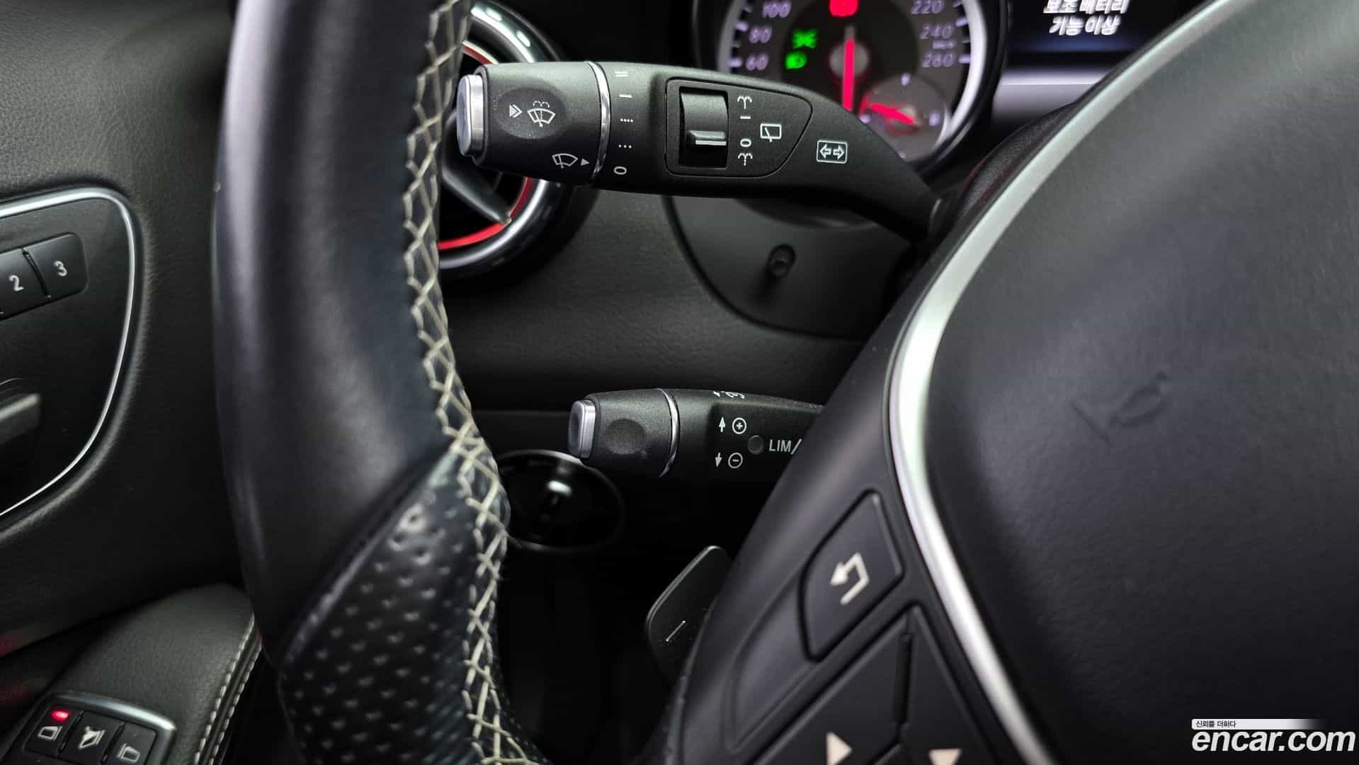 GLA-Class Mercedes-Benz 2015.8-OPTION-021