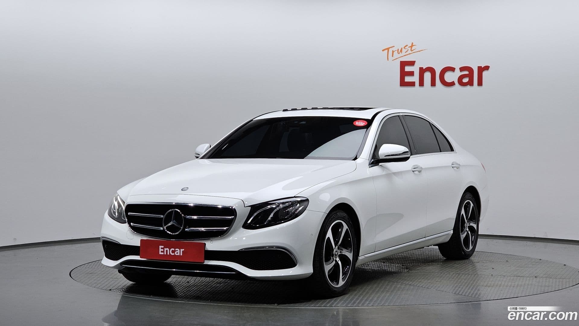 Main__Slider__Photo:E-Class Mercedes-Benz 2019.11-0