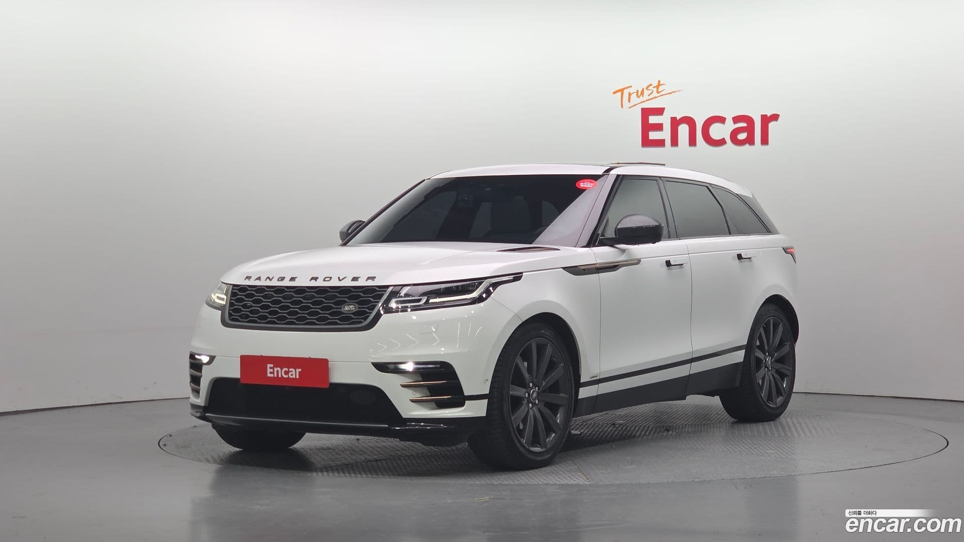 Main__Slider__Photo:Range Rover Velar Land Rover 2018.1-0