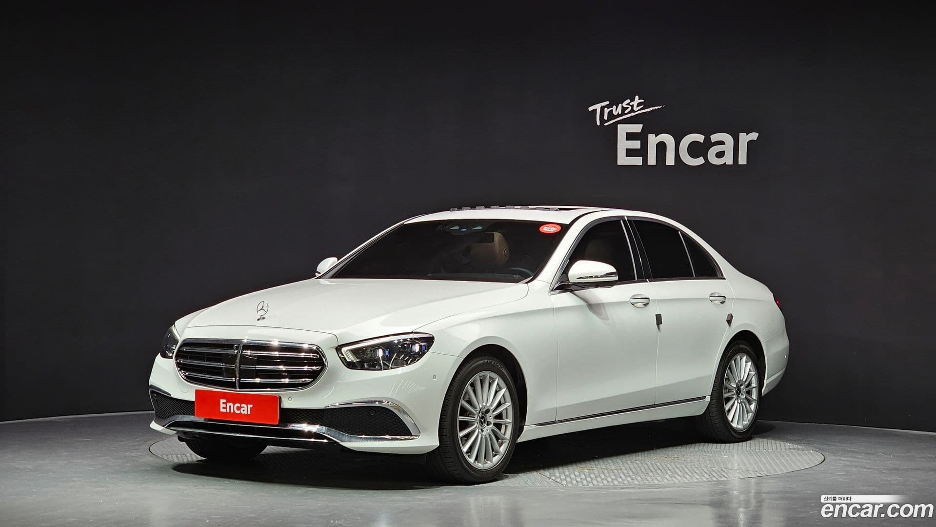 Main__Slider__Photo:E-Class Mercedes-Benz 2022.8-0