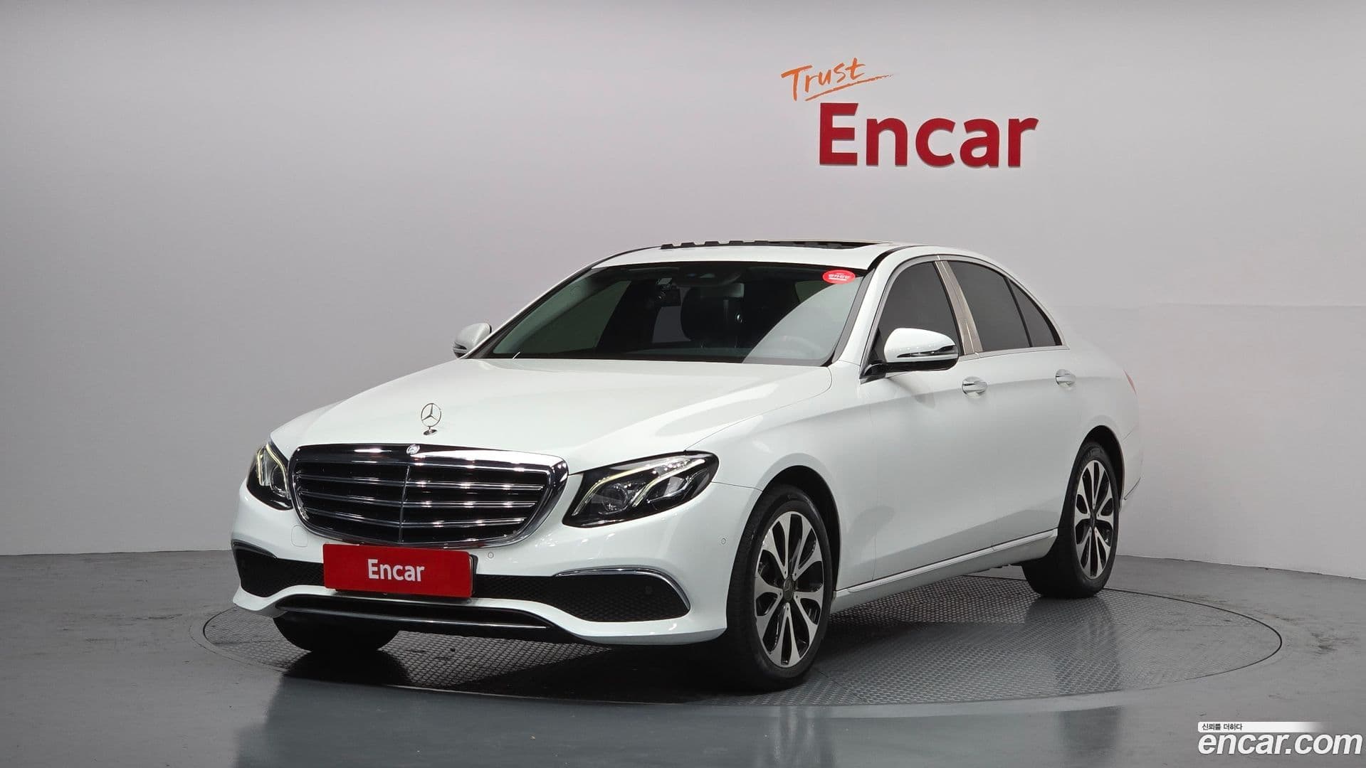 Main__Slider__Photo:E-Class Mercedes-Benz 2016.10-0