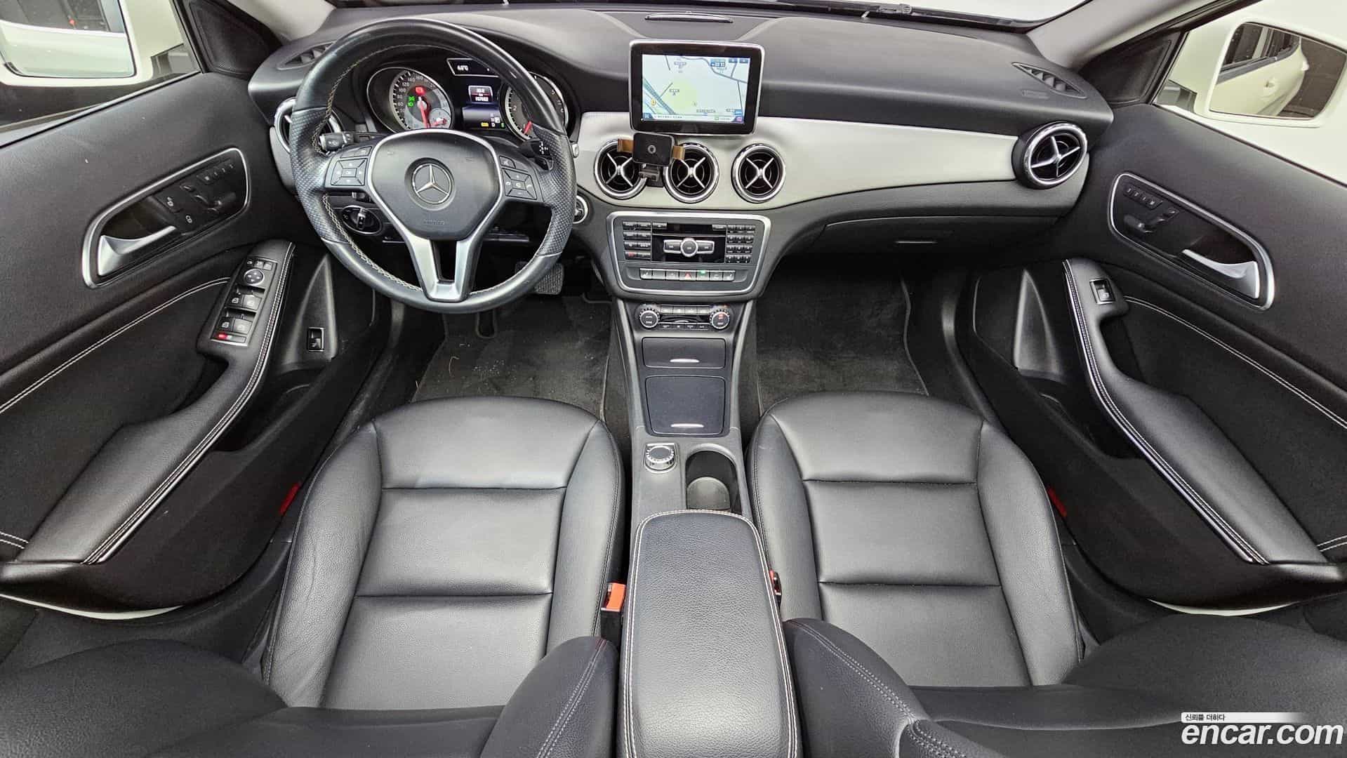 GLA-Class Mercedes-Benz 2014.8-INNER-007