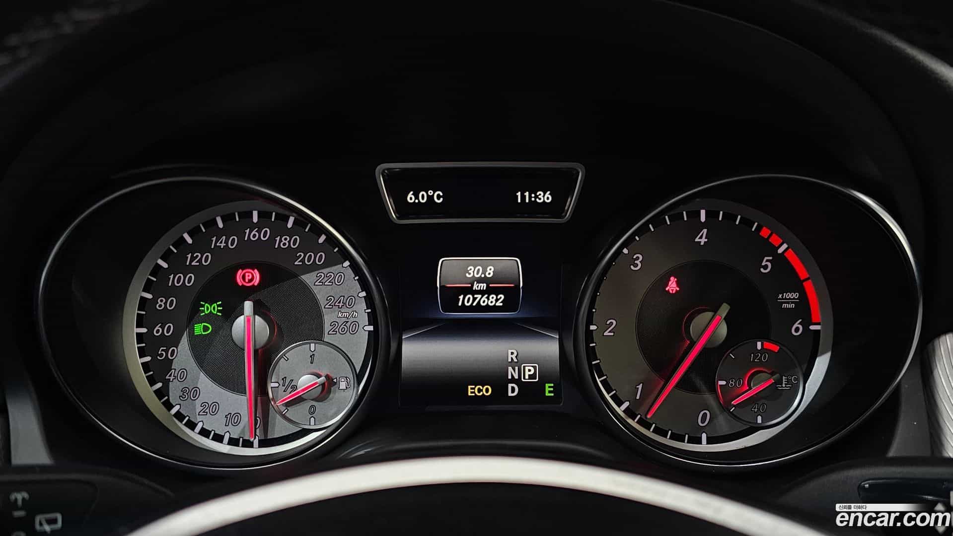GLA-Class Mercedes-Benz 2014.8-INNER-008