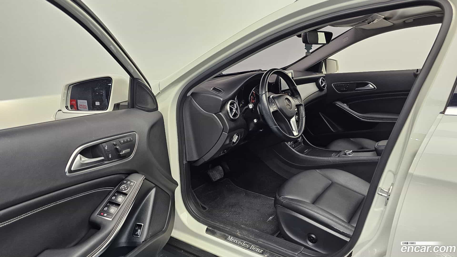 GLA-Class Mercedes-Benz 2014.8-INNER-010