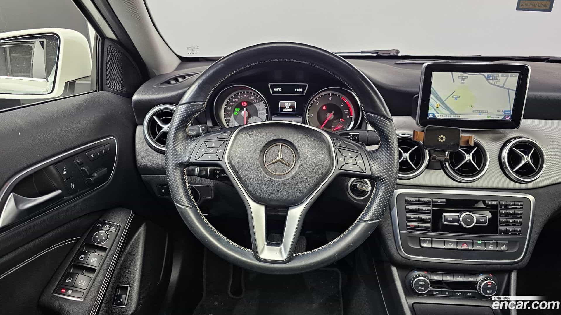 GLA-Class Mercedes-Benz 2014.8-OPTION-019