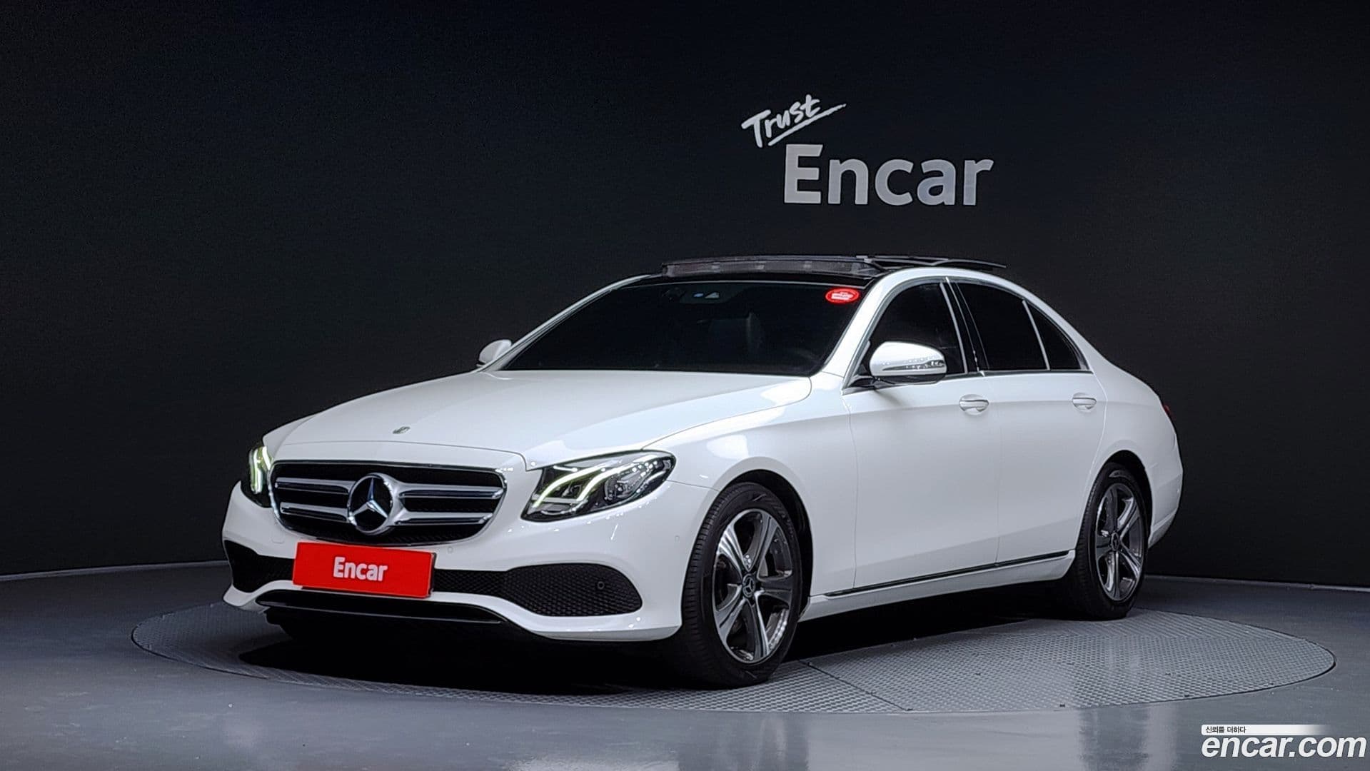 Main__Slider__Photo:E-Class Mercedes-Benz 2019.0-0