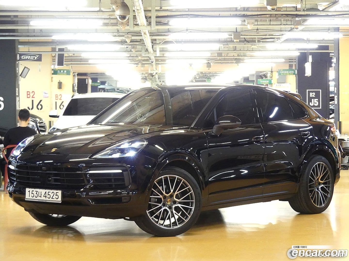 Main__Slider__Photo:Cayenne Porsche 2021.2-0