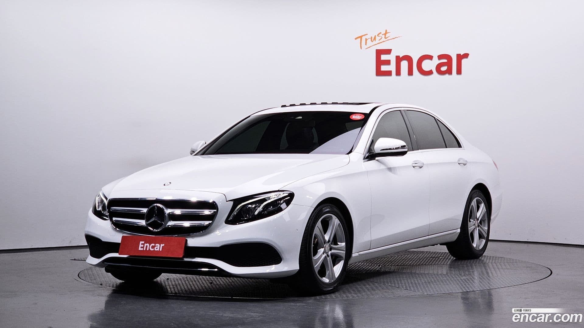 Main__Slider__Photo:E-Class Mercedes-Benz 2016.10-0