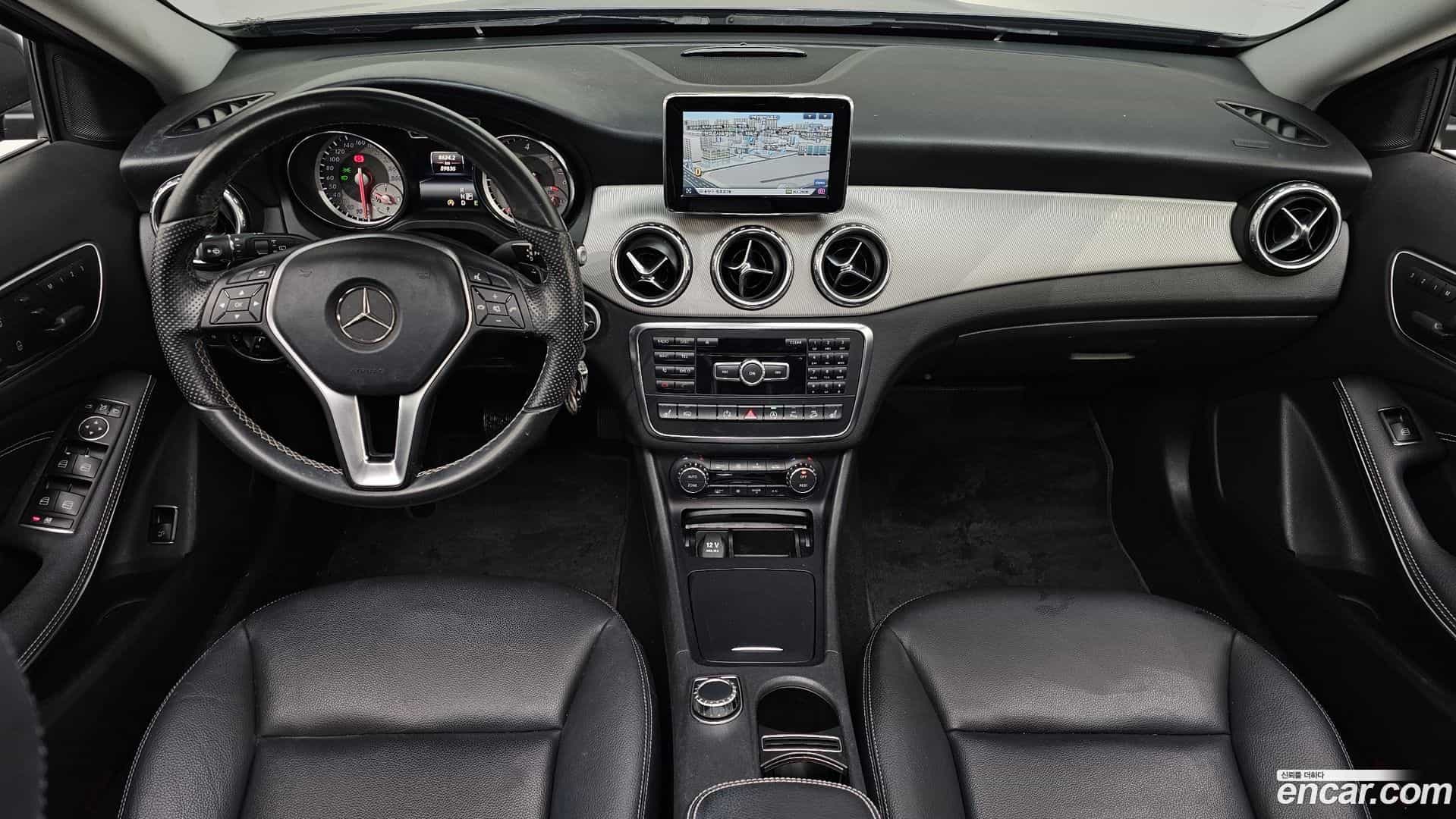 GLA-Class Mercedes-Benz 2015.8-INNER-007