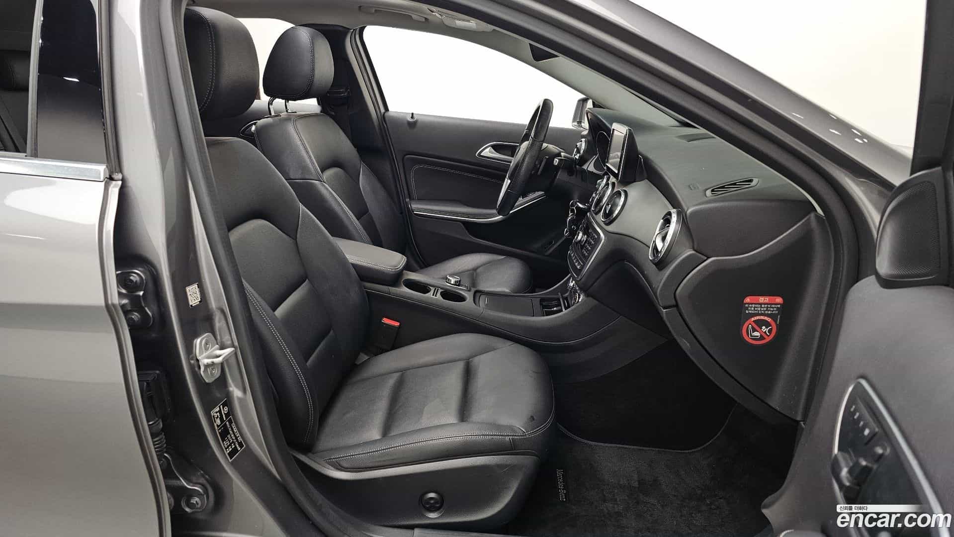 GLA-Class Mercedes-Benz 2015.8-OPTION-015