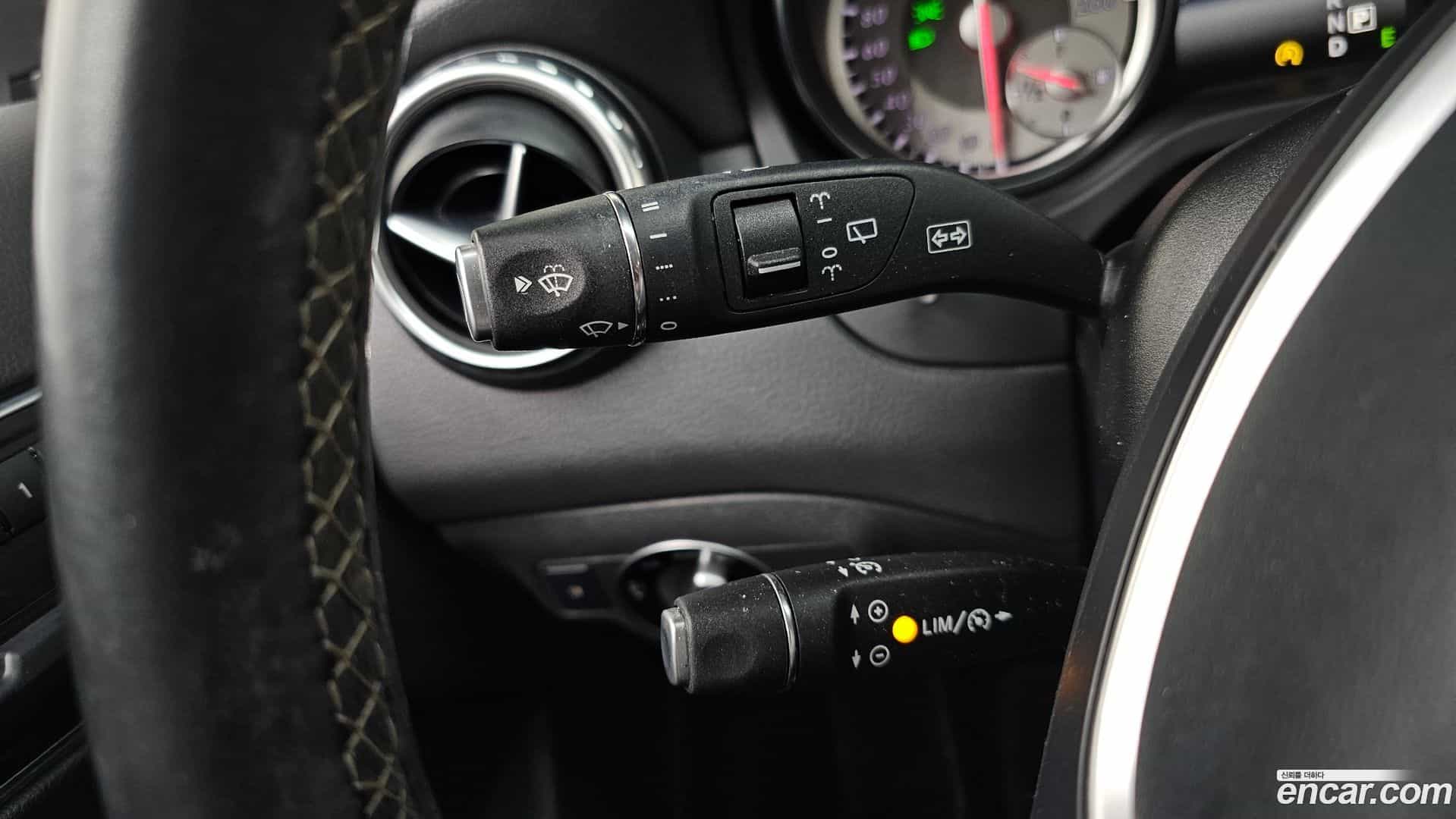GLA-Class Mercedes-Benz 2015.8-OPTION-023