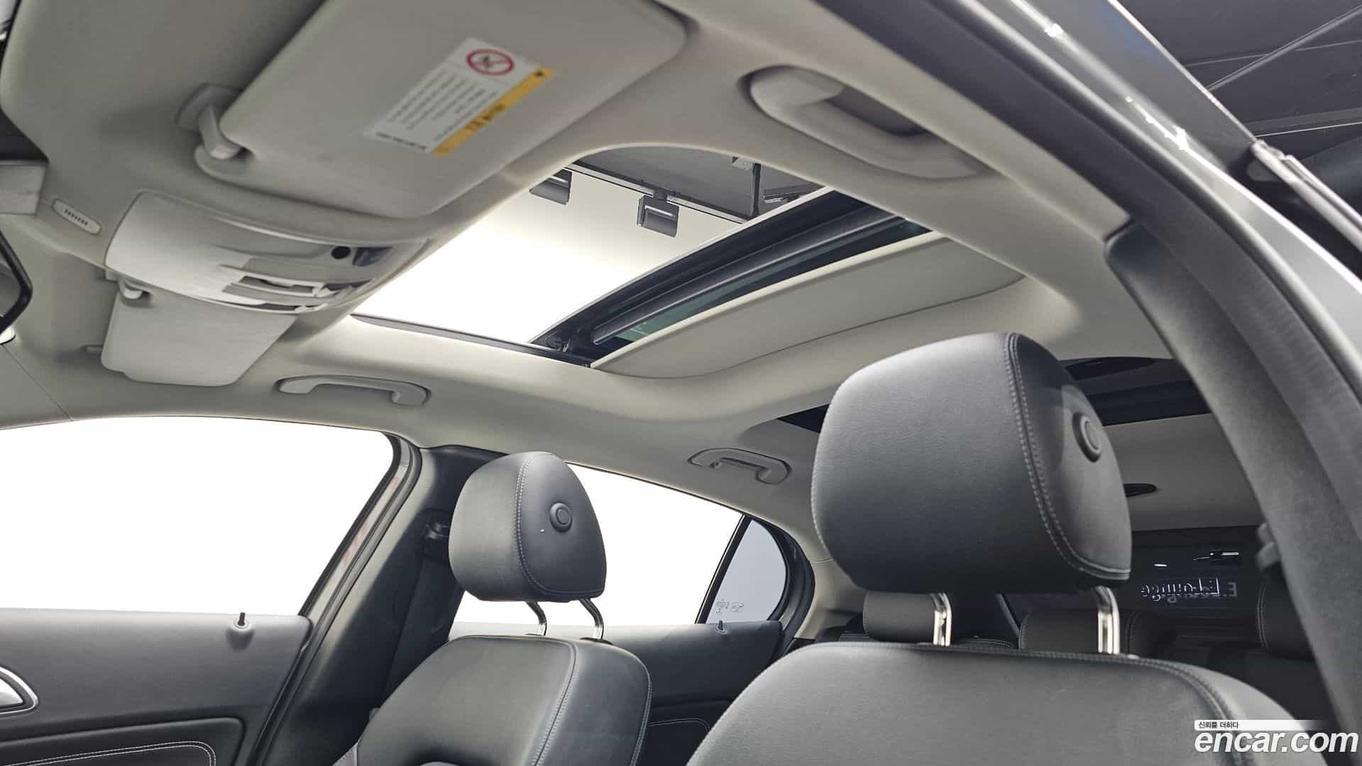 GLA-Class Mercedes-Benz 2015.8-OPTION-024